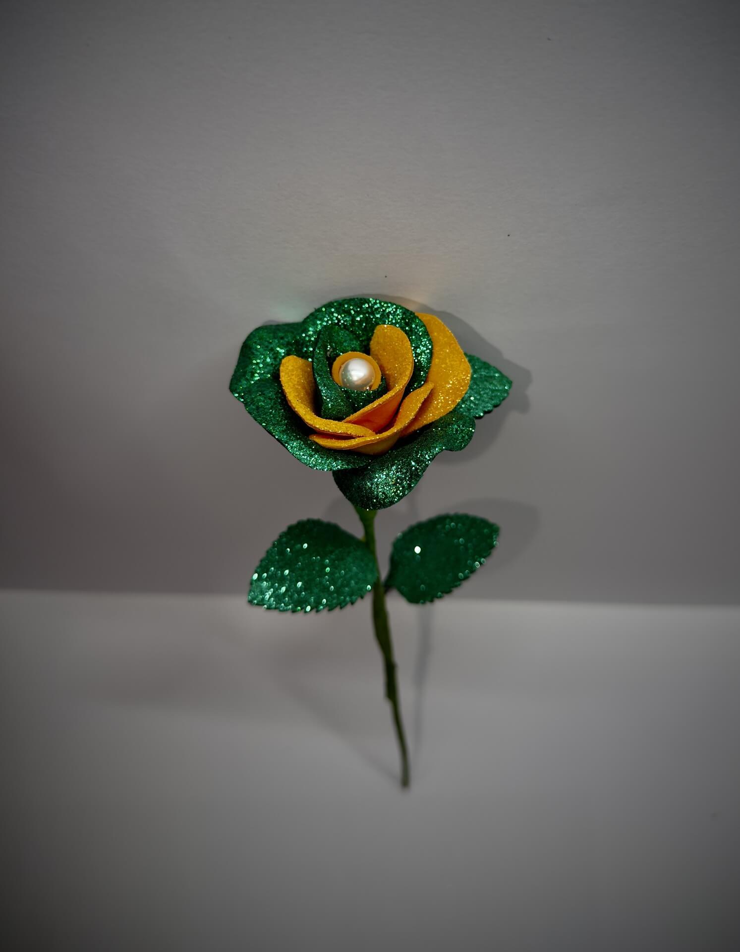 Rosa artesanal única em tons verdes e amarelos